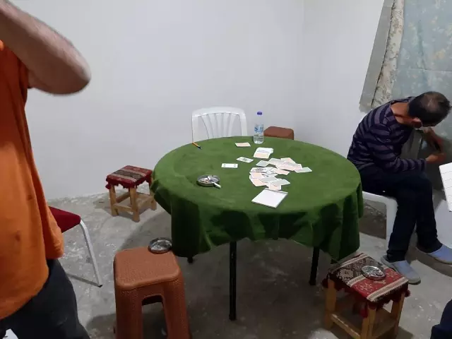 Kumar baskınında köşeye sıkışan şahıs, mutfak dolabının içinde yakalandı Kumar baskınında köşeye sıkışan şahıs, mutfak dolabının içinde yakalandı