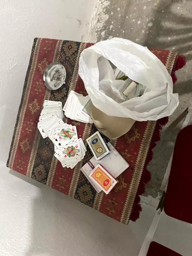 Kumar baskınında köşeye sıkışan şahıs, mutfak dolabının içinde yakalandı Kumar baskınında köşeye sıkışan şahıs, mutfak dolabının içinde yakalandı