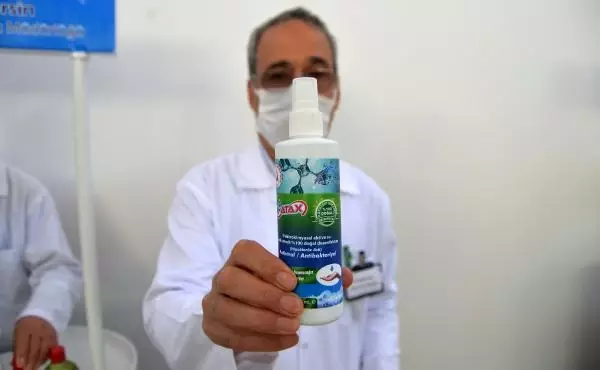 Meslek lisesinde yüzde yüz doğal dezenfektan üretildi Meslek lisesinde yüzde yüz doğal dezenfektan üretildi