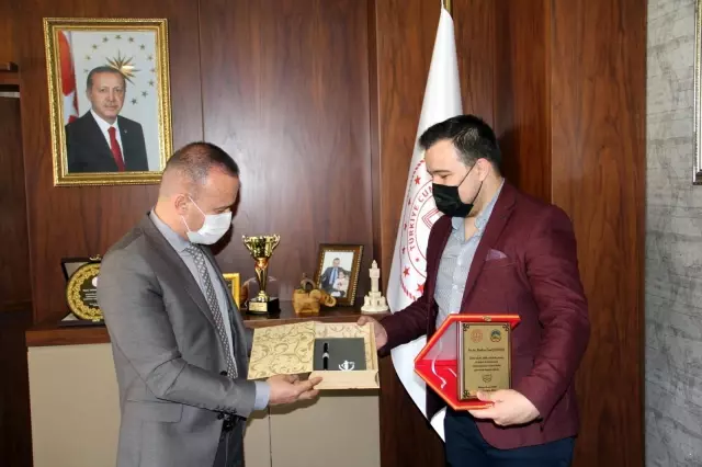 Milli Eğitim Müdürü Tekin, Çetintaş'a plaket takdim etti Milli Eğitim Müdürü Tekin, Çetintaş'a plaket takdim etti