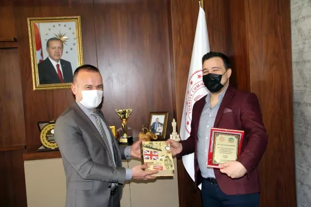 Milli Eğitim Müdürü Tekin, Çetintaş'a plaket takdim etti Milli Eğitim Müdürü Tekin, Çetintaş'a plaket takdim etti