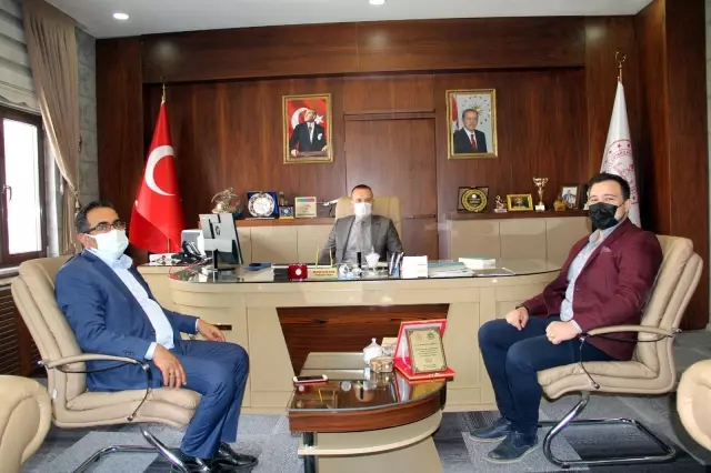 Milli Eğitim Müdürü Tekin, Çetintaş'a plaket takdim etti Milli Eğitim Müdürü Tekin, Çetintaş'a plaket takdim etti