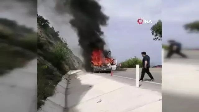 Motor kısmı alev alan kamyonet küle döndü Motor kısmı alev alan kamyonet küle döndü