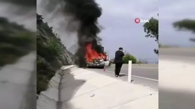 Motor kısmı alev alan kamyonet küle döndü Motor kısmı alev alan kamyonet küle döndü