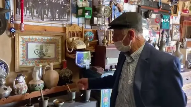Otomobil garajını müzeye çevirdi