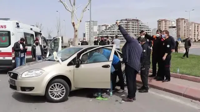 Otomobil ile hafif ticari araç çarpıştı: 5 yaralı Otomobil ile hafif ticari araç çarpıştı: 5 yaralı