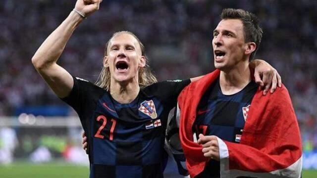 Oynayamadığı maçların parasını gençlere bağışlayan Mandzukic, alkış topladı Oynayamadığı maçların parasını gençlere bağışlayan Mandzukic, alkış topladı