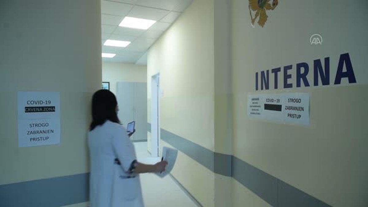 PODGORİCA - AA ekibi Podgorica'daki sağlık çalışanlarının Kovid-19 ile mücadelesini görüntüledi