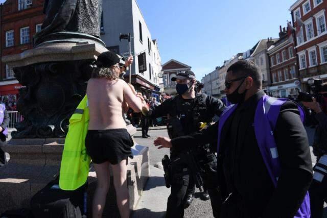 Prens Philip'in cenaze töreninde akılalmaz protesto! Kalabalığın içinde çırılçıplak soyundu Prens Philip'in cenaze töreninde akılalmaz protesto! Kalabalığın içinde çırılçıplak soyundu