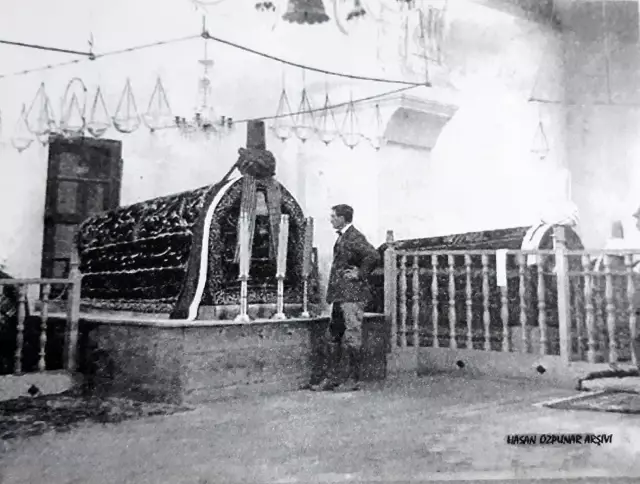 Prens Pihilip'in babası bundan 100 yıl önce Afyon'daki türbeye çizmeleriyle girmiş Prens Pihilip'in babası bundan 100 yıl önce Afyon'daki türbeye çizmeleriyle girmiş
