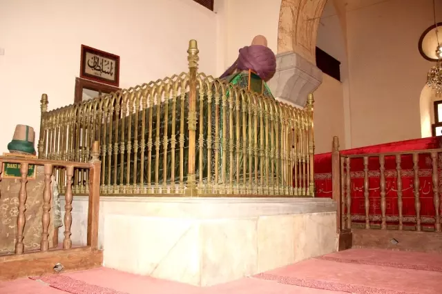 Prens Pihilip'in babası bundan 100 yıl önce Afyon'daki türbeye çizmeleriyle girmiş Prens Pihilip'in babası bundan 100 yıl önce Afyon'daki türbeye çizmeleriyle girmiş