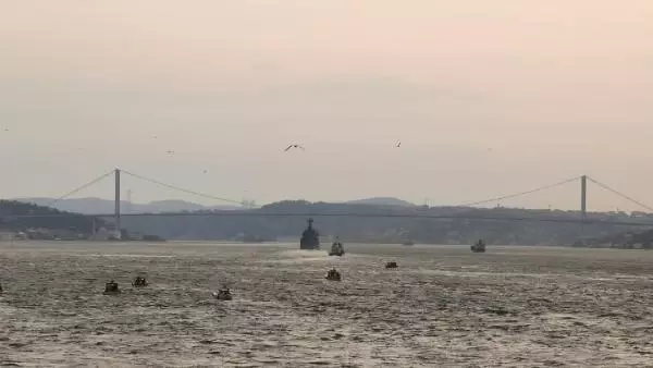Son dakika haber... İSTANBUL-RUS SAVAŞ GEMİLERİ PEŞ PEŞE İSTANBUL BOĞAZI'NDAN GEÇTİ Son dakika haber... İSTANBUL-RUS SAVAŞ GEMİLERİ PEŞ PEŞE İSTANBUL BOĞAZI'NDAN GEÇTİ