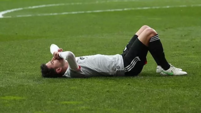 Şampiyonluk yolundaki Beşiktaş'a, Cenk'in ardından bir kötü haber de Oğuzhan'dan geldi Şampiyonluk yolundaki Beşiktaş'a, Cenk'in ardından bir kötü haber de Oğuzhan'dan geldi