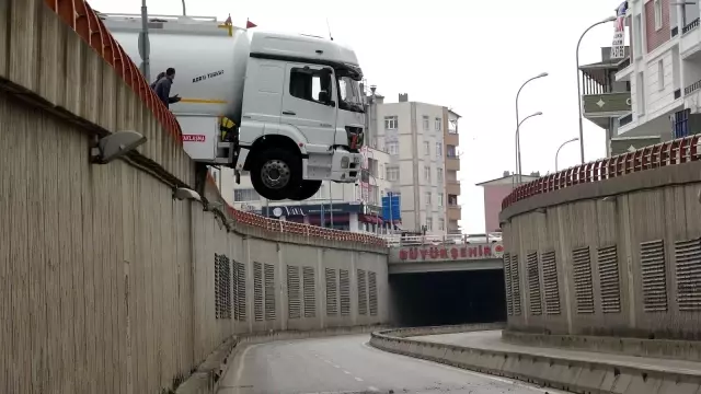 Park halindeyken hareket eden tanker geçidin üzerinde asılı kaldı Park halindeyken hareket eden tanker geçidin üzerinde asılı kaldı