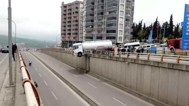 Park halindeyken hareket eden tanker geçidin üzerinde asılı kaldı Park halindeyken hareket eden tanker geçidin üzerinde asılı kaldı