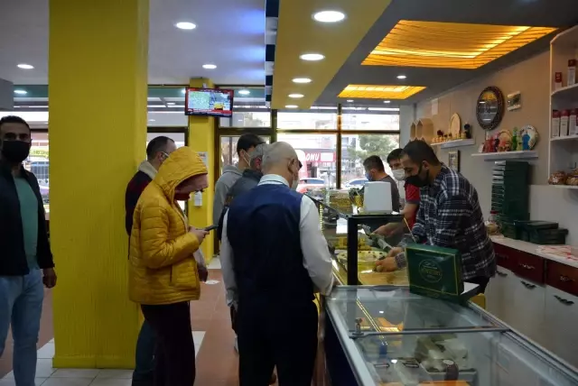 Sandıklı'da iftar sofralarının vazgeçilmez lezzeti 'Soğuk baklava' Sandıklı'da iftar sofralarının vazgeçilmez lezzeti 'Soğuk baklava'