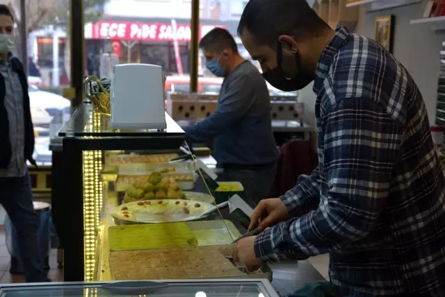 Sandıklı'da iftar sofralarının vazgeçilmez lezzeti 'Soğuk baklava' Sandıklı'da iftar sofralarının vazgeçilmez lezzeti 'Soğuk baklava'