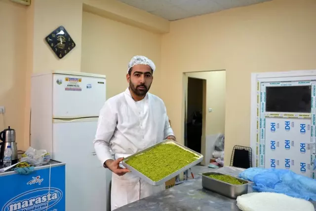 Sandıklı'da iftar sofralarının vazgeçilmez lezzeti 'Soğuk baklava' Sandıklı'da iftar sofralarının vazgeçilmez lezzeti 'Soğuk baklava'