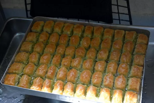 Sandıklı'da iftar sofralarının vazgeçilmez lezzeti 'Soğuk baklava' Sandıklı'da iftar sofralarının vazgeçilmez lezzeti 'Soğuk baklava'