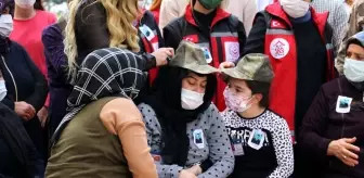 Karalar: Son dakika! Şehidin kızı hem kendisine hem de annesine babasının şapkasını taktı Karalar: Son dakika! Şehidin kızı hem kendisine hem de annesine babasının şapkasını taktı