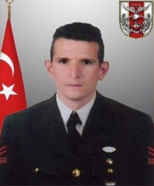 Şehidin kızından cenazede yürek dağlayan hareket! Ağlayan annesine asker kepi taktı Şehidin kızından cenazede yürek dağlayan hareket! Ağlayan annesine asker kepi taktı