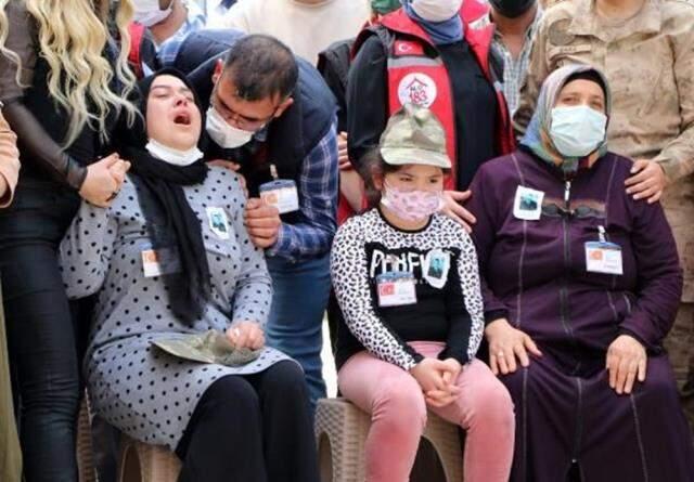 Şehidin kızından cenazede yürek dağlayan hareket! Ağlayan annesine asker kepi taktı Şehidin kızından cenazede yürek dağlayan hareket! Ağlayan annesine asker kepi taktı