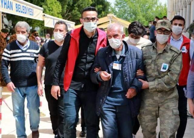 Şehit kızı Elçin, cenazede, ağlayan annesine asker kepi taktı Şehit kızı Elçin, cenazede, ağlayan annesine asker kepi taktı