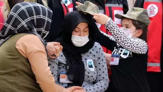 Şehidin kızından cenazede yürek dağlayan hareket! Ağlayan annesine asker kepi taktı Şehidin kızından cenazede yürek dağlayan hareket! Ağlayan annesine asker kepi taktı