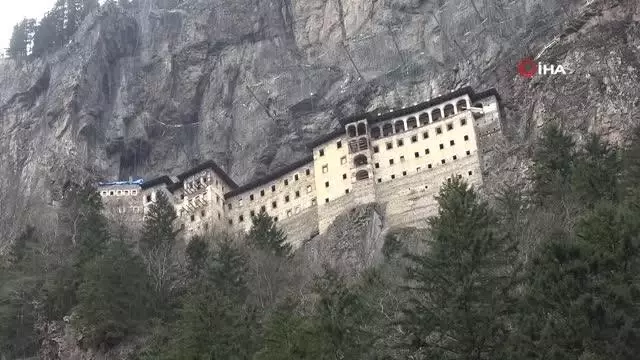 Sümela Manastırı'nda ağır kış şartları nedeniyle duran restorasyon çalışmalarına yeniden başlandı Sümela Manastırı'nda ağır kış şartları nedeniyle duran restorasyon çalışmalarına yeniden başlandı