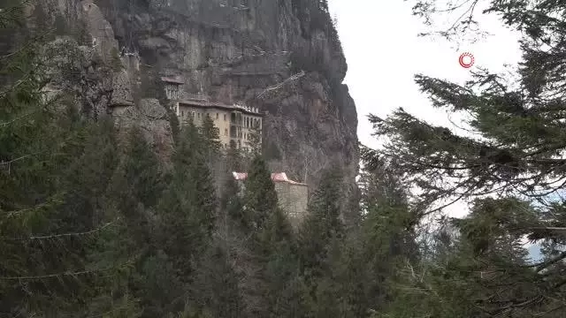 Sümela Manastırı'nda ağır kış şartları nedeniyle duran restorasyon çalışmalarına yeniden başlandı Sümela Manastırı'nda ağır kış şartları nedeniyle duran restorasyon çalışmalarına yeniden başlandı