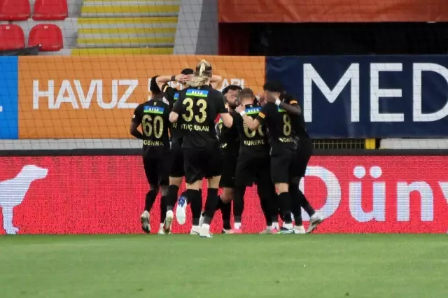 Süper Lig: Göztepe: 1 - Galatasaray: 2 (İlk yarı) Süper Lig: Göztepe: 1 - Galatasaray: 2 (İlk yarı)