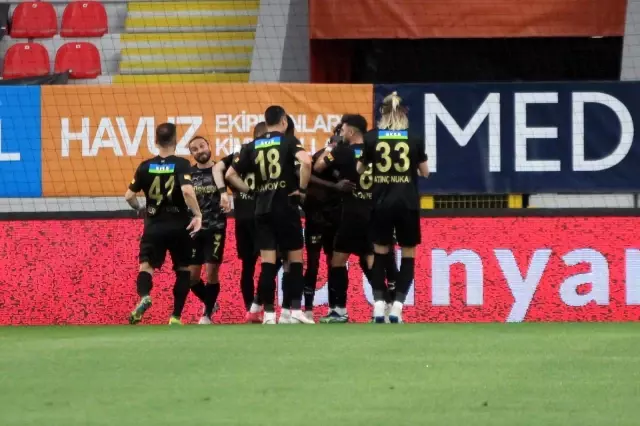 Süper Lig: Göztepe: 1 - Galatasaray: 2 (İlk yarı) Süper Lig: Göztepe: 1 - Galatasaray: 2 (İlk yarı)