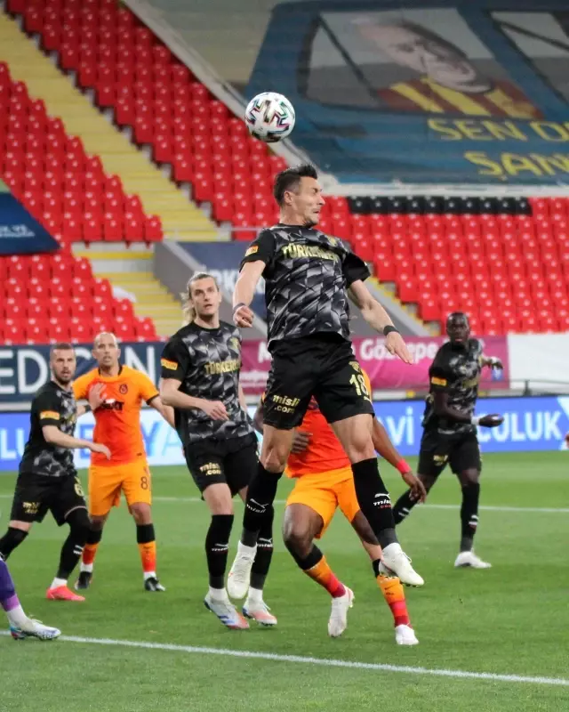 Süper Lig: Göztepe: 1 - Galatasaray: 2 (İlk yarı) Süper Lig: Göztepe: 1 - Galatasaray: 2 (İlk yarı)