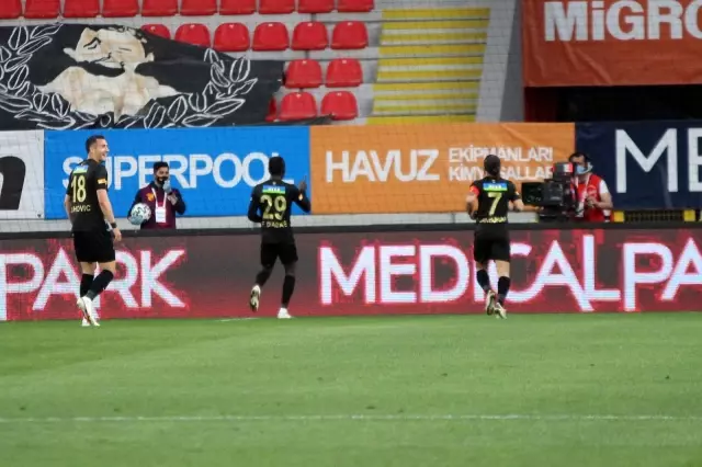 Süper Lig: Göztepe: 1 - Galatasaray: 2 (İlk yarı) Süper Lig: Göztepe: 1 - Galatasaray: 2 (İlk yarı)