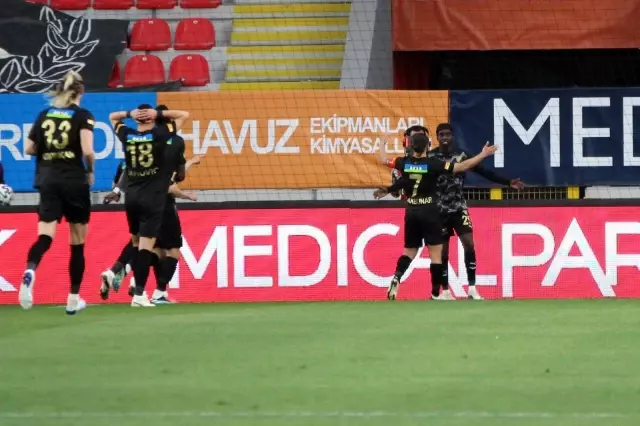 Süper Lig: Göztepe: 1 - Galatasaray: 2 (İlk yarı) Süper Lig: Göztepe: 1 - Galatasaray: 2 (İlk yarı)