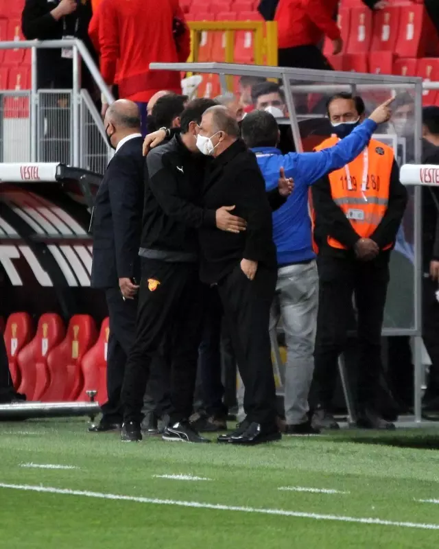 Süper Lig: Göztepe: 1 - Galatasaray: 2 (İlk yarı) Süper Lig: Göztepe: 1 - Galatasaray: 2 (İlk yarı)