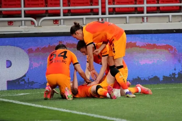Süper Lig: Göztepe: 1 - Galatasaray: 2 (İlk yarı) Süper Lig: Göztepe: 1 - Galatasaray: 2 (İlk yarı)