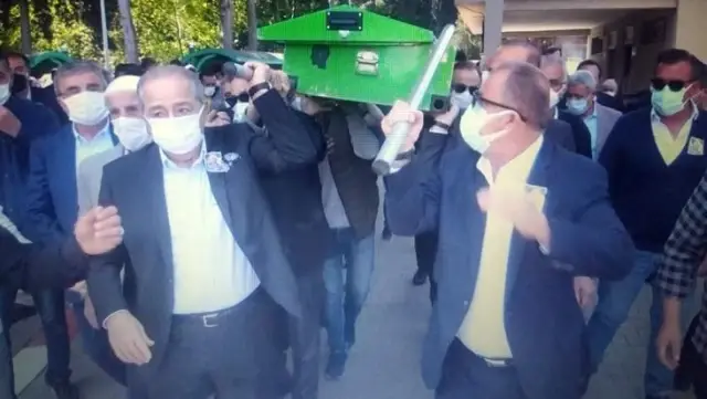 Tabutun direği elinde kalan Fatih Terim ne yapacağını şaşırdı! İşte o anlar Tabutun direği elinde kalan Fatih Terim ne yapacağını şaşırdı! İşte o anlar