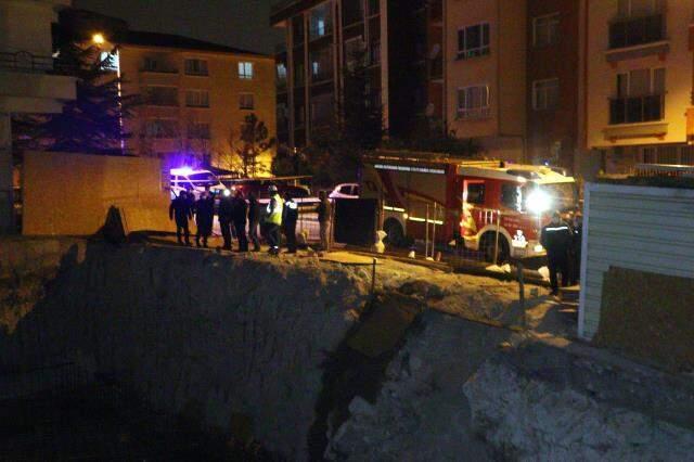 Temelinde toprak kayması oluşan Saadet Aparmanı tahliye edildi Temelinde toprak kayması oluşan Saadet Aparmanı tahliye edildi