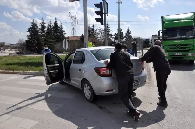 Tır otomobille çarpıştı, şans eseri ölen ya da yaralanan olmadı Tır otomobille çarpıştı, şans eseri ölen ya da yaralanan olmadı