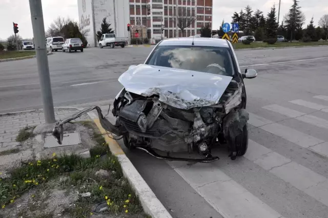 Tır otomobille çarpıştı, şans eseri ölen ya da yaralanan olmadı Tır otomobille çarpıştı, şans eseri ölen ya da yaralanan olmadı
