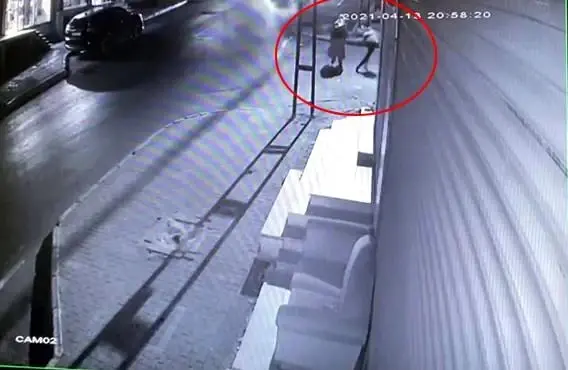 Son dakika 3. sayfa: Avcılar'da kadına kapkaç şoku kamerada Son dakika 3. sayfa: Avcılar'da kadına kapkaç şoku kamerada