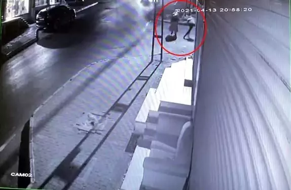Son dakika 3. sayfa: Avcılar'da kadına kapkaç şoku kamerada Son dakika 3. sayfa: Avcılar'da kadına kapkaç şoku kamerada