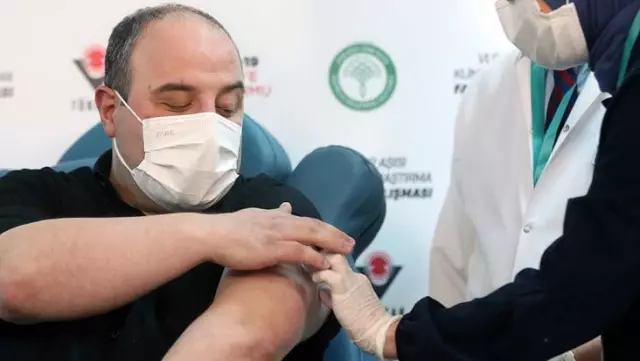 Yerli aşı için gönüllü olan Bakan Varank, ilk doz aşıyı yaptırdı Yerli aşı için gönüllü olan Bakan Varank, ilk doz aşıyı yaptırdı