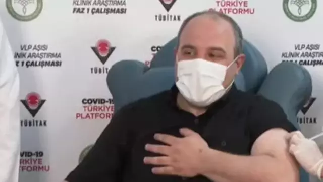 Yerli aşı için gönüllü olan Bakan Varank, ilk doz aşıyı yaptırdı Yerli aşı için gönüllü olan Bakan Varank, ilk doz aşıyı yaptırdı
