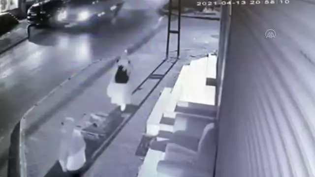 Yürüyen kadının elinden kapkaç yöntemiyle cep telefonunu çalan ve otodan hırsızlık yapan zanlı yakalandı Yürüyen kadının elinden kapkaç yöntemiyle cep telefonunu çalan ve otodan hırsızlık yapan zanlı yakalandı
