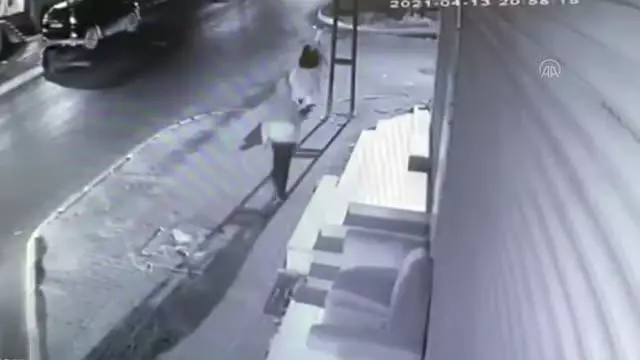 Yürüyen kadının elinden kapkaç yöntemiyle cep telefonunu çalan ve otodan hırsızlık yapan zanlı yakalandı Yürüyen kadının elinden kapkaç yöntemiyle cep telefonunu çalan ve otodan hırsızlık yapan zanlı yakalandı