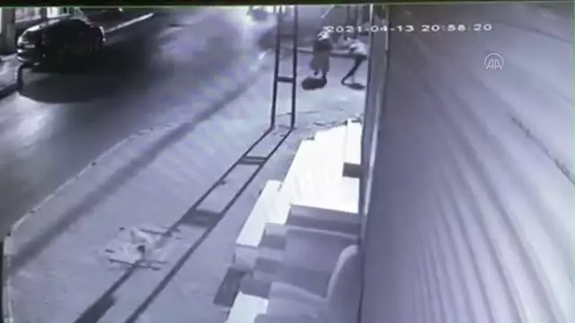 Yürüyen kadının elinden kapkaç yöntemiyle cep telefonunu çalan ve otodan hırsızlık yapan zanlı yakalandı Yürüyen kadının elinden kapkaç yöntemiyle cep telefonunu çalan ve otodan hırsızlık yapan zanlı yakalandı