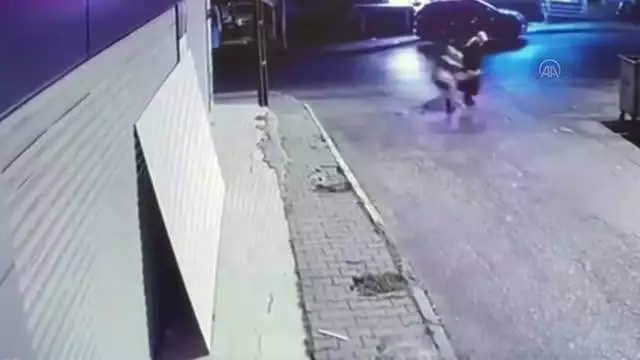 Yürüyen kadının elinden kapkaç yöntemiyle cep telefonunu çalan ve otodan hırsızlık yapan zanlı yakalandı Yürüyen kadının elinden kapkaç yöntemiyle cep telefonunu çalan ve otodan hırsızlık yapan zanlı yakalandı