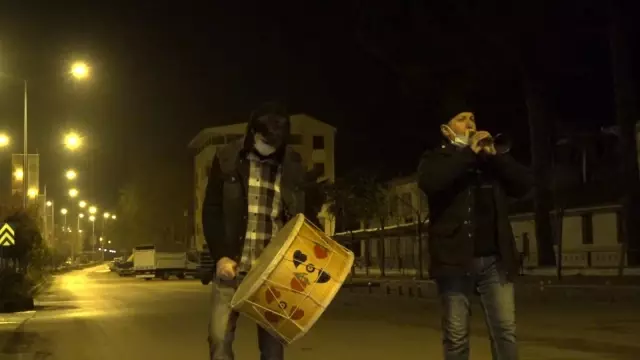 77 yıllık geleneği davul zurna eşliğinde 'türkülerle' yaşatıyorlar 77 yıllık geleneği davul zurna eşliğinde 'türkülerle' yaşatıyorlar